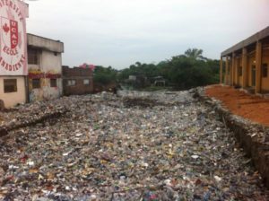 Le lit d'une rivière envahi par les bouteilles en plastique et autres déchets, commune de Limete.