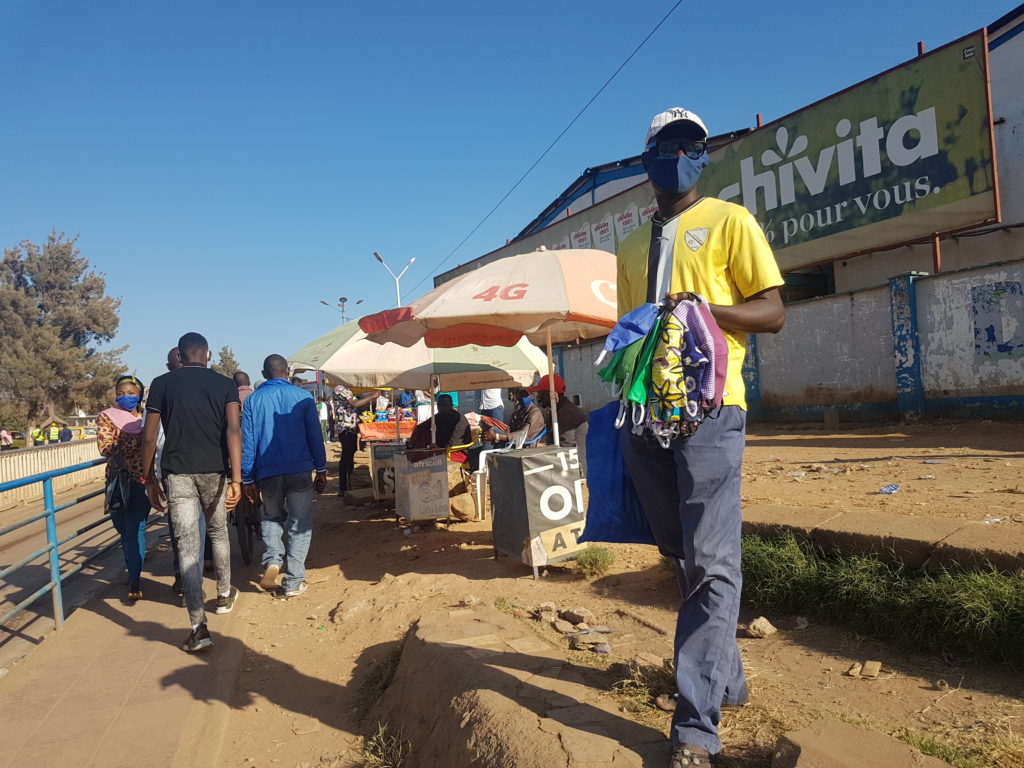 Vendeur masque en pagne à Lubumbashi
